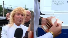 Farkas se apiadó y contó la plata en vivo: le compró 60 botellas de agua a un grupo de scouts por una cifra inimaginable