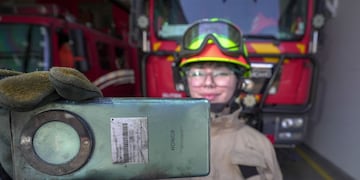 Bombera perdió su celular en medio de un incendio: lo llamó y seguía funcionando