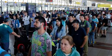 Largas filas de pasajeros por movilizaciones en el Aeropuerto de Santiago