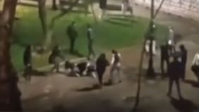 Imágenes fuertes: turba de delincuentes asalta, golpea y apuñala a dos jóvenes que transitaban cerca de Plaza Italia