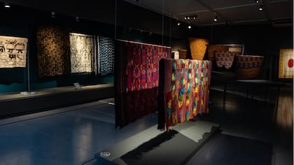 Con piezas originarias de 10 países de África: extienden muestra de la Bienal de Arte Textil