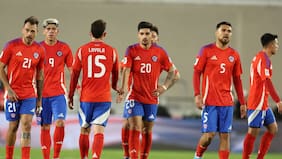 “Sigue convocando a veteranos”: En Bolivia lapidan a querido jugador de la Roja y se ilusionan con una hazaña en el Nacional