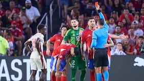 El insólito motivo por el que Roldán expulsó a Suazo en el partido de Chile contra Canadá