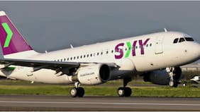 Pasajeros se toman avión en Aeropuerto de Santiago después de horas sin despegar