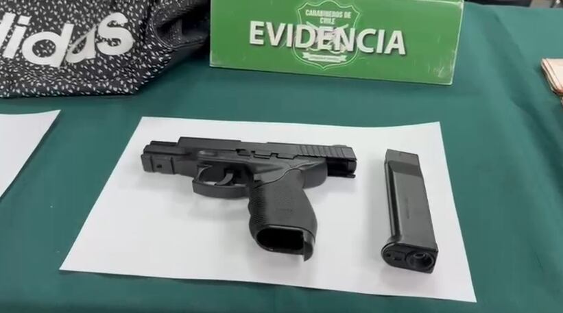 El dinero, la pistola y el cuchillo que portaba el asaltante.