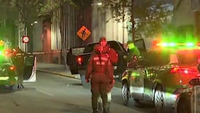Violento asesinato a cuadras de La Moneda: acribillaron una camioneta y mataron a conductor en pleno centro de Santiago