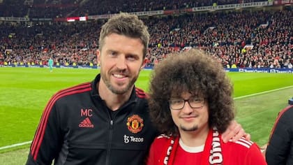 DT del Manchester United opina sobre el hincha que prometió no cortarse el pelo hasta que logren cinco triunfos seguidos