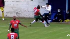 “Esto nunca lo había visto…”: entrenador da la vuelta al mundo tras patada en la entrepierna a jugador rival