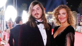 "Soy mucho más pendeja que él. De repente yo soy la que quiero salir. Él es como un viejo chico. Pero como es 17 años menor, está perfecto para mí...", manifiesta Cata Pulido sobre su pololo