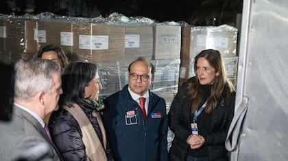 Chile envía tercer vuelo con ayuda humanitaria a Venezuela tras terremotos: 35 mil vacunas, kits de higiene y cajas de alimentos