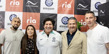 Leyendas del Inter de Milán se reunieron para entregar 15 becas deportivas a niños del país