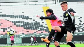 Duro encontrón entre albos y canarios en amistoso