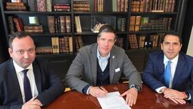 El enorme gesto de la “U” con sus hinchas heridos: presidente de Azul Azul viaja a Argentina con camisetas autografiadas