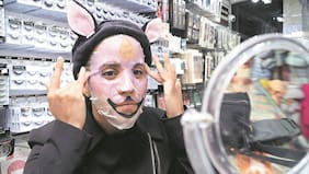 Mascarillas coreanas le dejan un rostro juvenil