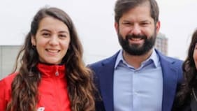 Desde la foto que comentó expareja hasta el primer beso en público: quién es Paula Carrasco, la polola de Gabriel Boric