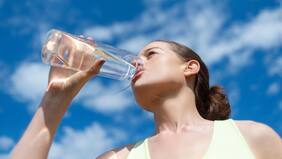 Nido de bacterias y peor que un wc: La importancia de limpiar las botellas de agua reutilizables