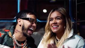 El show debe continuar: Anuel AA sufre caída durante concierto y Karol G siguió cantando