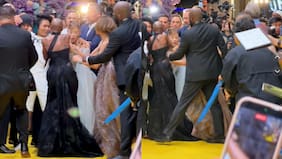 Hombre se abalanzó agresivamente sobre Ariana Grande en la premiere de Wicked: Cynthia Erivo se lanzó a defenderla