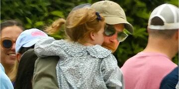 Paparazzean a Harry junto a su hija Lilibet celebrando el 4 de julio