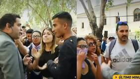 El momento que se vio en directo donde manifestantes echaron a periodista de TVN de las afueras de local donde fue suspendida la PSU