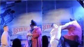 Por “chiste” en redes: standapero es agredido a puñetazos en pleno show