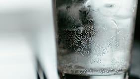 Estudio revela que el agua con gas podría ser tu nuevo aliado para bajar de peso
