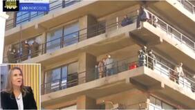 A modo de protesta: comerciante ambulante se colgó de balcón en edificio del centro de Santiago