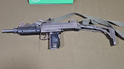 Hallaron subametralladora UZI extraviada por carabinero en Puerto Montt: una persona lo devolvió