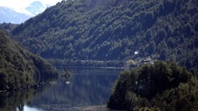 Tragedia en Los Lagos: tres personas mueren tras caer en un vehículo al estuario del Río Puelo