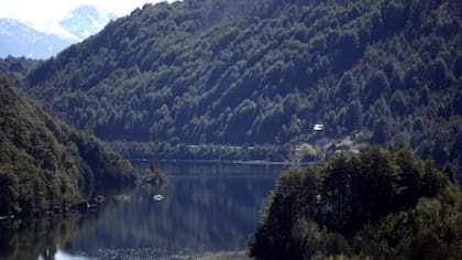 Tragedia en Los Lagos: tres personas mueren tras caer en un vehículo al estuario del Río Puelo