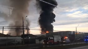 Evacuaron a 21 personas: Incendio afecta a centro de acopio de neumáticos en Cerrillos