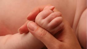 ¿Qué es la PKU y por qué detectarla a tiempo puede cambiar la vida de un recién nacido?