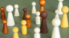 “Te permite ver estas conexiones invisibles”: Qué son las constelaciones familiares y organizacionales (y en qué te pueden ayudar)