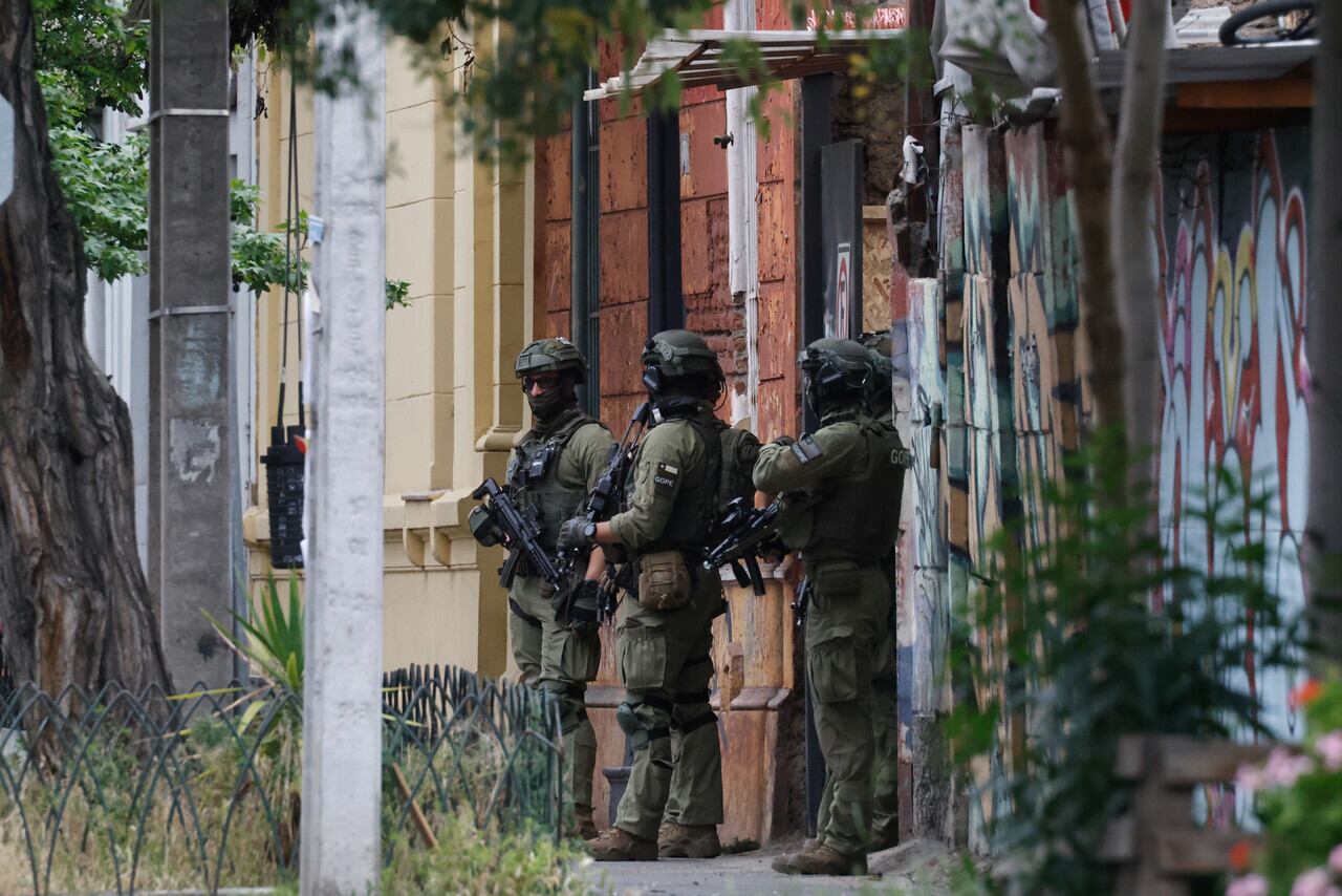 Sujeto se parapetó en una casa y logró escapar. (Foto: Aton)