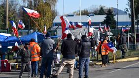 “Así nos paga el gobierno”: Carabineros desalojó planta tomada por trabajadores subcontratistas de ENAP