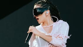 Con gripe, ropa incomoda y arena del desierto: los problemas que vivió Rosalía en Coachella