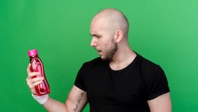 ¿Bebes demasiadas bebidas azucaradas… y eres pelado? La ciencia podría tener la respuesta