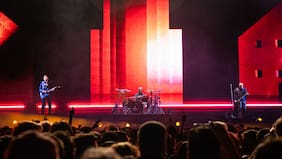 Busco calor en esa imagen de video: con Gustavo Cerati modo virtual Soda Stereo emociona en su regreso a Chile