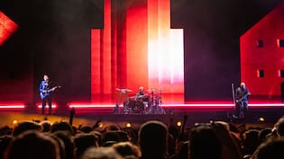 Busco calor en esa imagen de video: con Gustavo Cerati modo virtual Soda Stereo emociona en su regreso a Chile