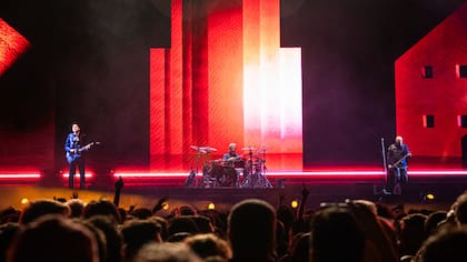 Busco calor en esa imagen de video: con Gustavo Cerati modo virtual Soda Stereo emociona en su regreso a Chile