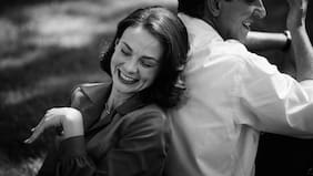 “Una lástima que actúe de latina”: las críticas que recibe Carey Mulligan por interpretar a la chilena Felicia Montealegre