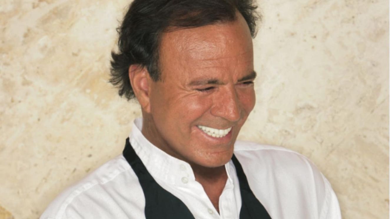 “Me usaba casi todas las noches”: Julio Iglesias enfrenta acusaciones por tocamientos y conductas sexuales no consentidas