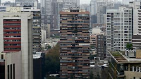 El invierno hace mella: ¿cómo subió el gasto común en comunas de Santiago?