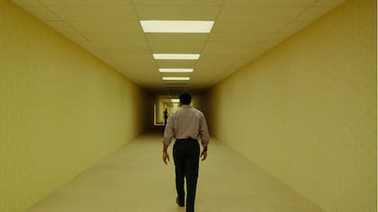 Backrooms lanzará en cines chilenos su versión extendida que suma 15 minutos inéditos