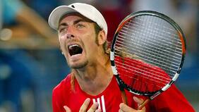 Vayan juntando yeso: una estatua para Massú suma deditos para arriba