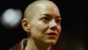 El tráiler de Bugonia, una sátira de Yorgos Lanthimos sobre paranoia, poder y fe ciega