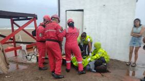 Fuerte ráfaga hizo volar un quitasol por la playa y se le clavó a un hombre en la pierna