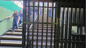 “Solo alerta de dar miedo”: Las criticas contra el Metro de Santiago por la medida de cerrar puertas en accesos