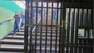 “Solo alerta de dar miedo”: Las criticas contra el Metro de Santiago por la medida de cerrar puertas en accesos