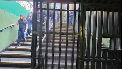 “Solo alerta de dar miedo”: Las criticas contra el Metro de Santiago por la medida de cerrar puertas en accesos